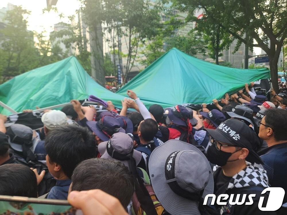 민주노총 건설노조와 경찰이 31일 오후 서울 중구 파이낸스빌딩 앞에서 양회동씨의 분향소 설치를 둘러싸고 충돌하고 있다. 이 과정에서 조합원 4명이 집회 및 시위에 관한 법률 위반 혐의로 현행범으로 경찰에 체포됐고, 조합원 1명이 팔에 골절상을 입는 등 4명이 부상을 입었다. 2023.5.31/뉴스1 ⓒ News1 조현기 기자,유민주 기자