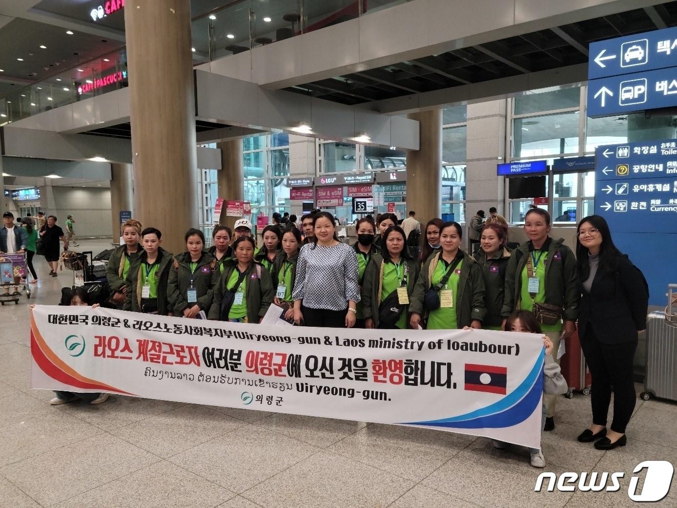 농번기를 맞아 의령군 계절노동자 3명이 인천국제공항을 통해 4일 입국하고 있다. &#40;의령군 제공&#41;