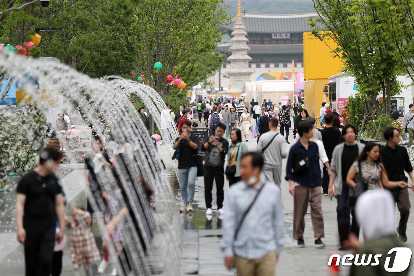 일요일까지 이어지는 어린이날 연휴를 하루 앞둔 4일 서울 종로구 광화문광장이 나들이객들로 붐비고 있다. 2023.5.4/뉴스1 ⓒ News1 민경석 기자