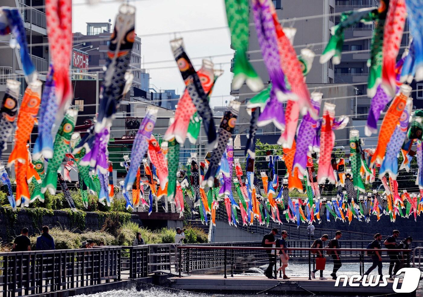 5월5일 어린이날을 맞이해 1일 일본 도쿄의 한 거리에 &#39;고이노모리&#39;가 걸려있다. 고이노모리는 일본에서 남자아이의 성장과 출세를 상징하는 잉어 깃발을 뜻하며 일본 어린이날 관습에 해당한다. 2023.5.1 ⓒ 로이터=뉴스1 ⓒ News1 정윤미 기자