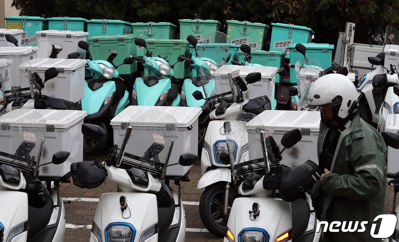 배달 오토바이들이 주차되어 있다. /뉴스1 ⓒ News1 김진환 기자