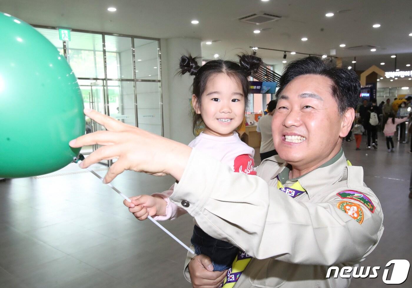 5일 전북 전주시 송천동 전북도어린이창의체험관에서 열린 제101회 어린이날 대축제에 참석한 김관영 전북지사가 체험부스를 돌며 아이들과 즐거운 시간을 보내고 있다.2023.5.5.&#40;전북도 제공&#41;/뉴스1     