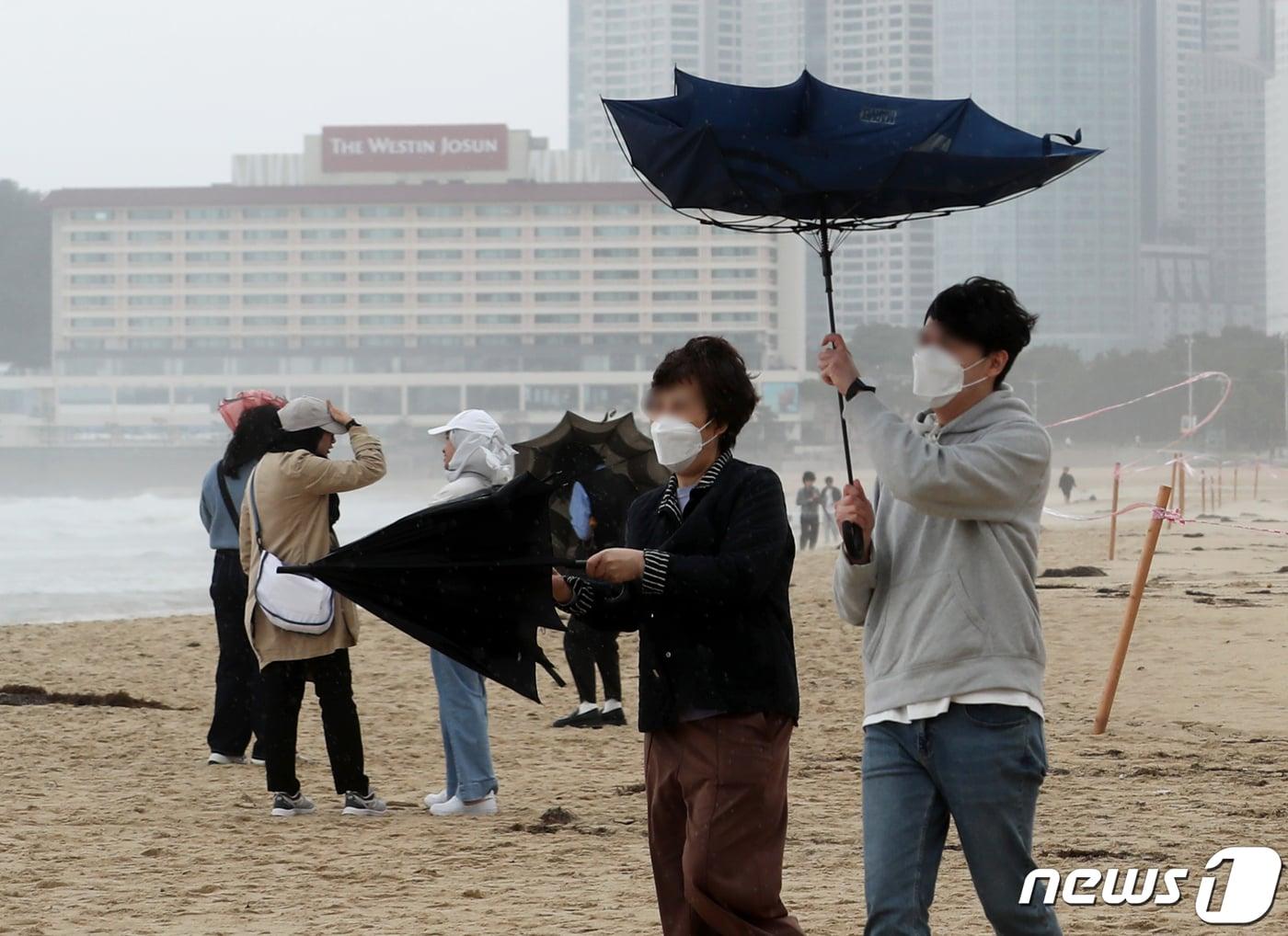 부산 해운대해수욕장에서 한 시민의 우산이 강한 바람에 뒤집히고 있다. 2023.5.5/뉴스1 ⓒ News1 윤일지 기자