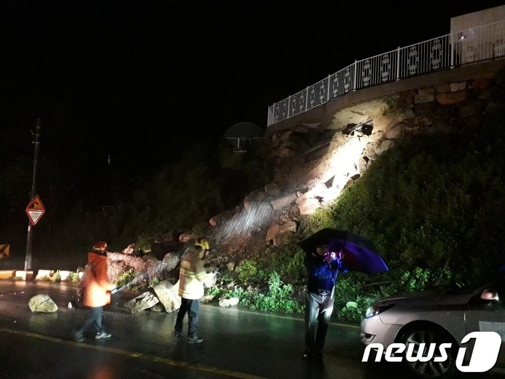 5일 오후 8시26분쯤 부산 금정구 금성동 한 비탈길에서 바위가 도로에 떨어져 있다.&#40;부산소방재난본부 제공&#41;