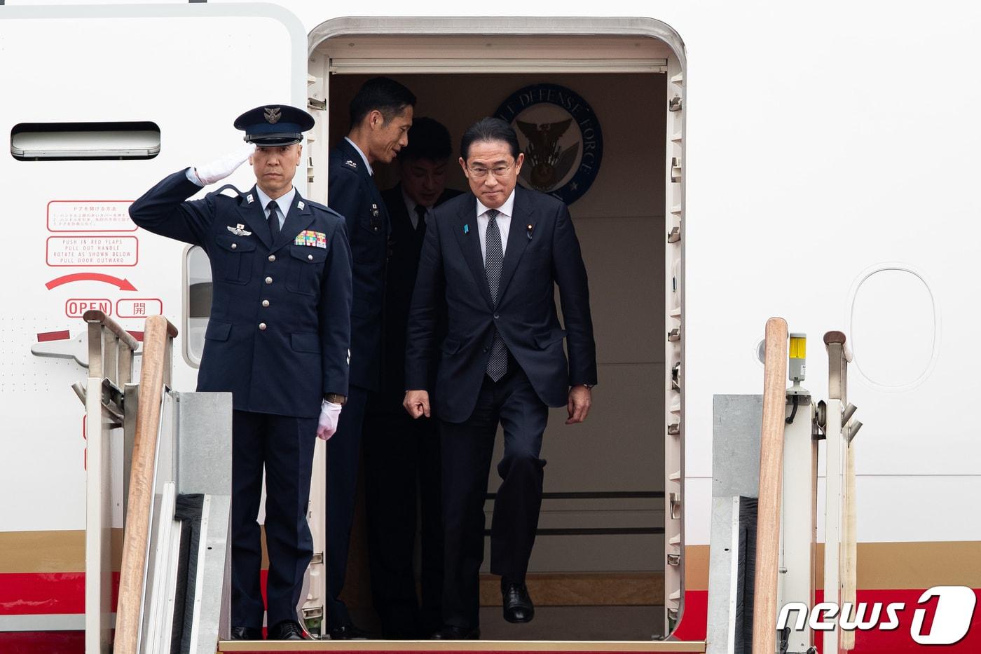 기시다 후미오&#40;岸田文雄&#41; 일본 총리가 7일 경기 성남시 서울공항에 도착해 트랩을 내려오고 있다. 기시다 총리는 도착 직후 국립현충원을 방문한 뒤 용산 대통령실에서 윤석열 대통령과 한일 정상회담에 임할 계획이다. 일본 총리가 양자 정상회담을 위해 우리나라를 찾는 건 지난 2011년 10월 노다 요시히코&#40;野田佳彦&#41; 당시 총리 이후 이번이 12년 만이다. 2023.5.7/뉴스1 ⓒ News1 유승관 기자