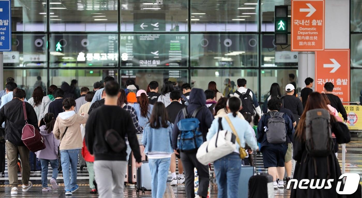 관광객들이 제주국제공항 출발층 횡단보도를 건너고 있다.2023.5.7/뉴스1 ⓒ News1 고동명 기자