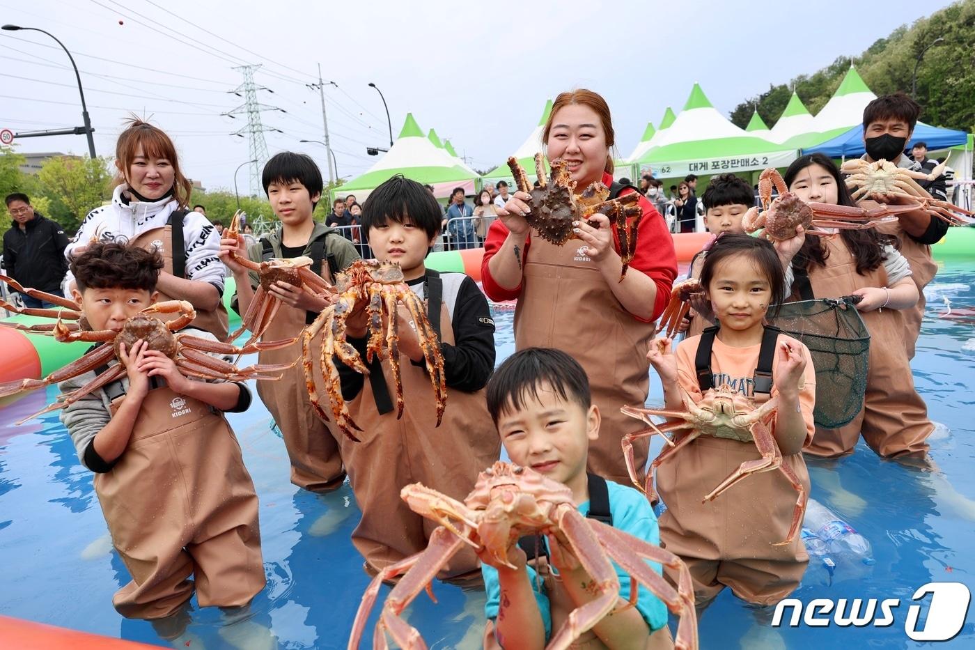 7일 열린 &#39;2023 제1회 동해항 크랩킹 페스타&#39;를 찾은 가족 단위 관광객들이 맨손잡기 체험 등 즐거운 시간을 보내고 있다.&#40;동해시 제공&#41; 2023.5.7/뉴스1