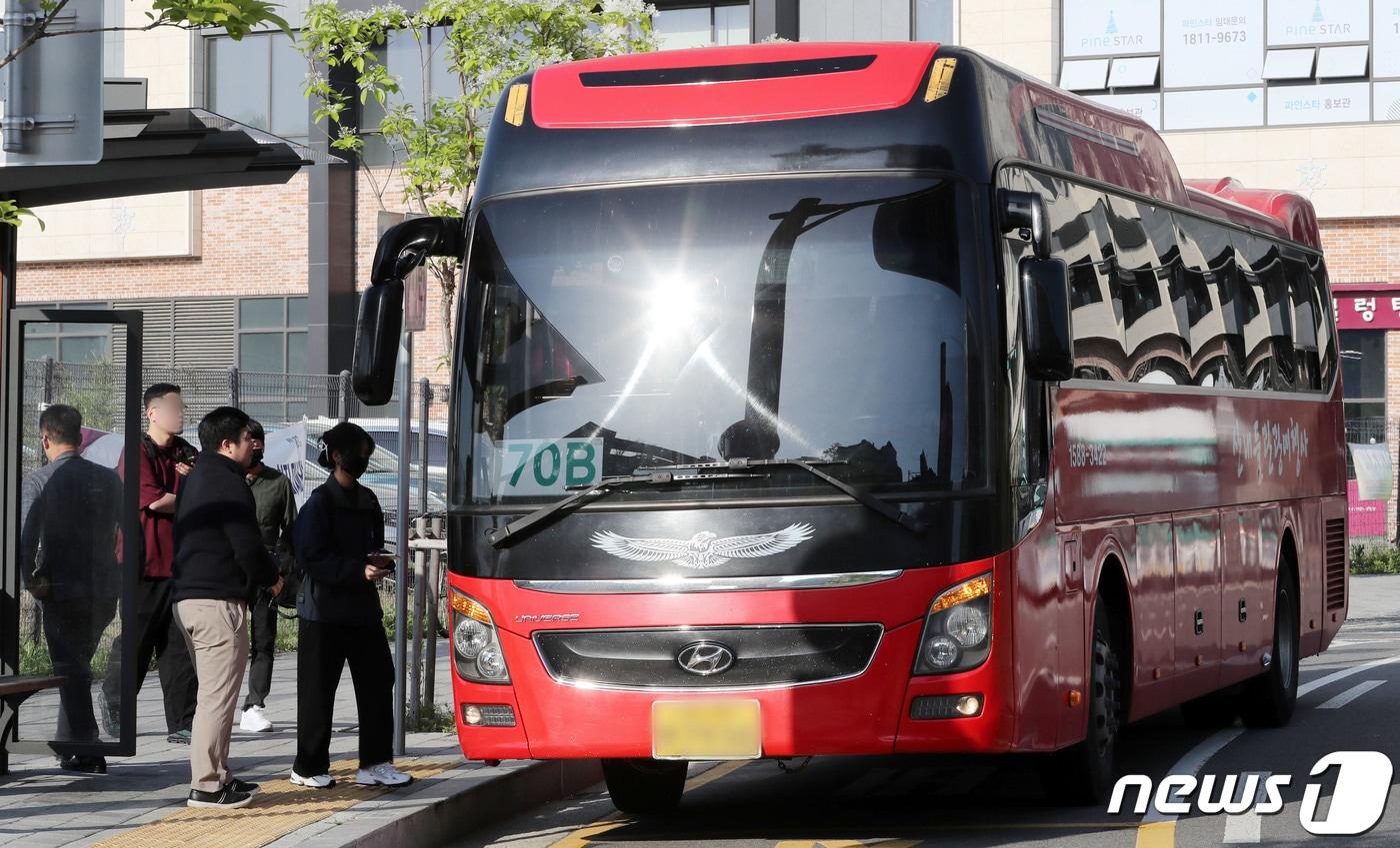 8일 오전 경기도 김포시 70번버스 출발기점인 걸포마루공원 버스정류장에서 출퇴근 시간 김포골드라인 혼잡도를 줄이기 위해 투입된 전세버스에 시민들이 탑승하고 있다. 경기도와 김포시는 김포골드라인 혼잡 완화를 위해 대체 노선인 70번 버스를 이날부터 32회 추가 투입한다고 밝혔다. 2023.5.8/뉴스1 ⓒ News1 박세연 기자