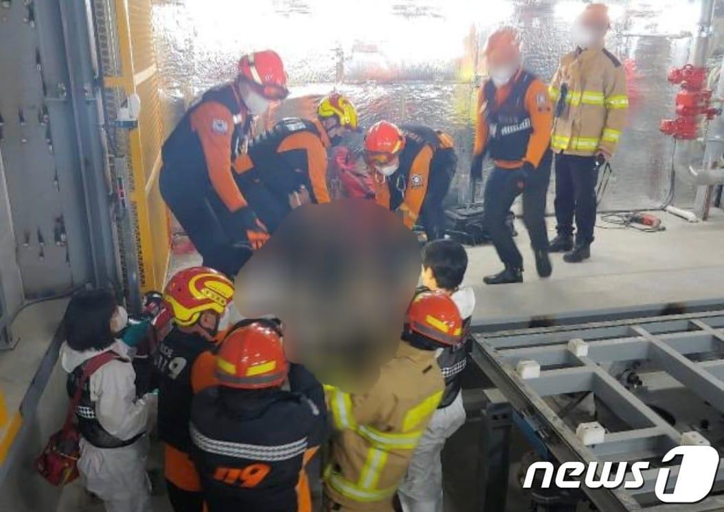 지난해 3월25일 부산 연제구 한 신축공사 현장 지하 1층에서 주차타워 설치 공사를 하던 노동자가 리프트 균형추에 끼여 숨져 소방이 출동해 있다.&#40;부산경찰청 제공&#41;