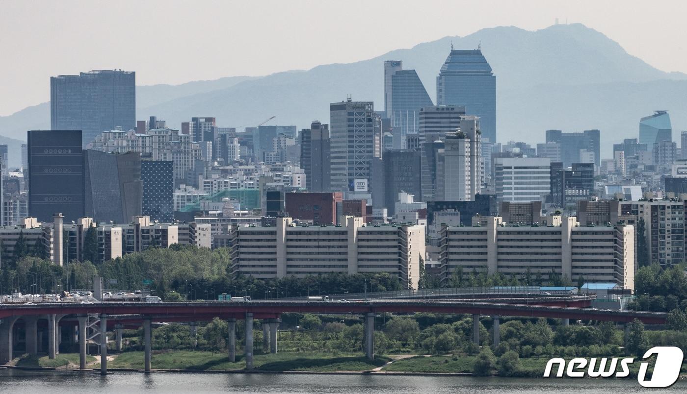 사진은 8일 오후 서울 강남구 압구정동 재건축 예정 아파트 단지 모습. 2023.5.8/뉴스1 ⓒ News1 이재명 기자