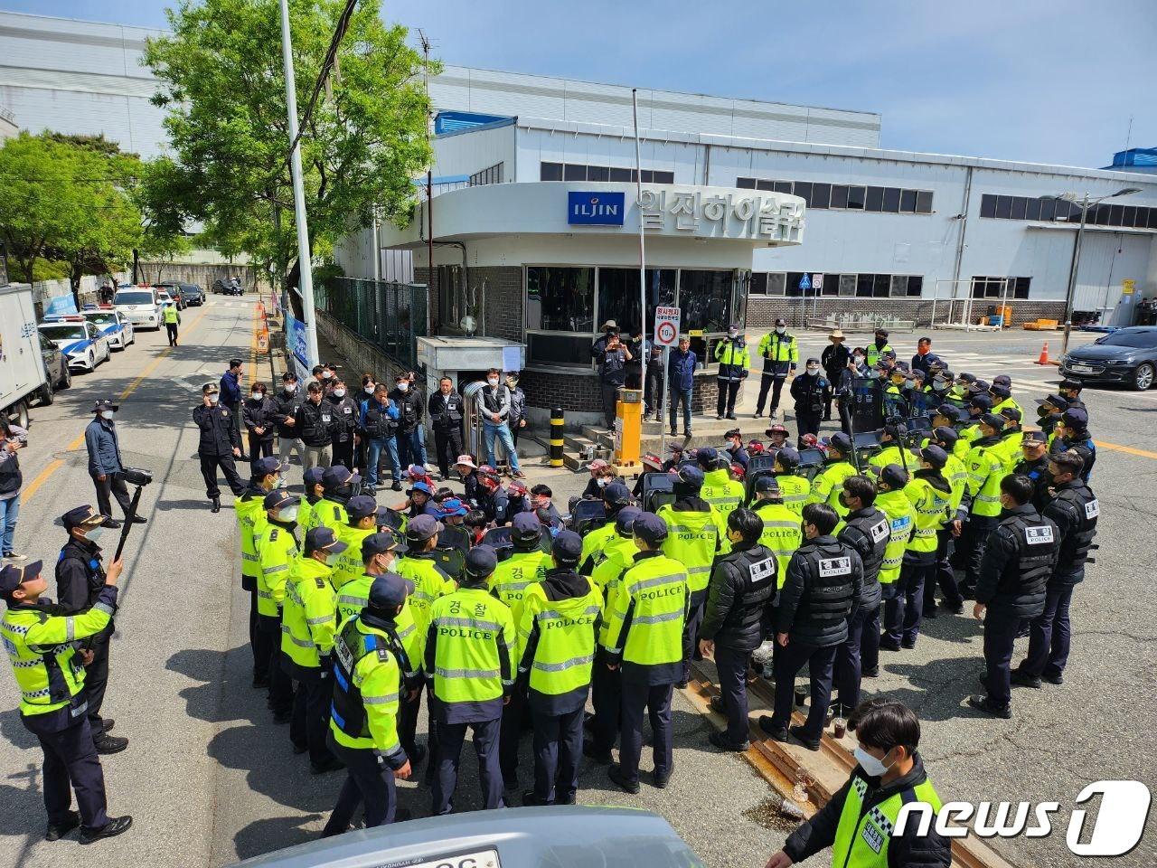 전북 완주군 일진하이솔루스 앞 노조 집회모습&#40;민주노총전북본부 제공&#41;2023.5.8/뉴스1