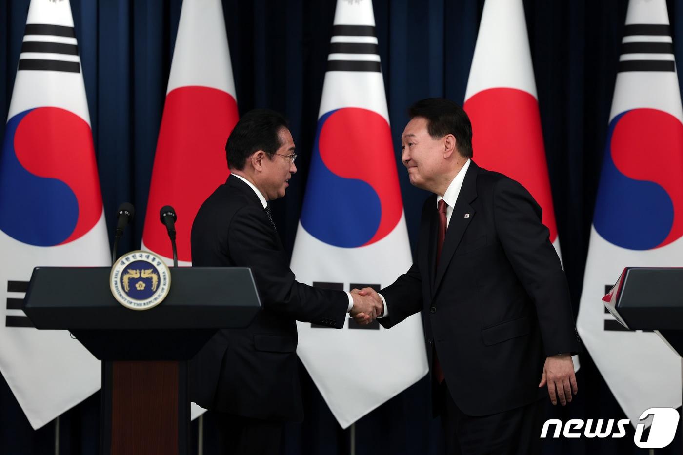 윤석열 대통령과 기시다 후미오 일본 총리가 용산 대통령실 청사에서 열린 공동 기자회견에서 악수하고 있다. &#40;대통령실 제공&#41; 2023.5.7/뉴스1 ⓒ News1 오대일 기자