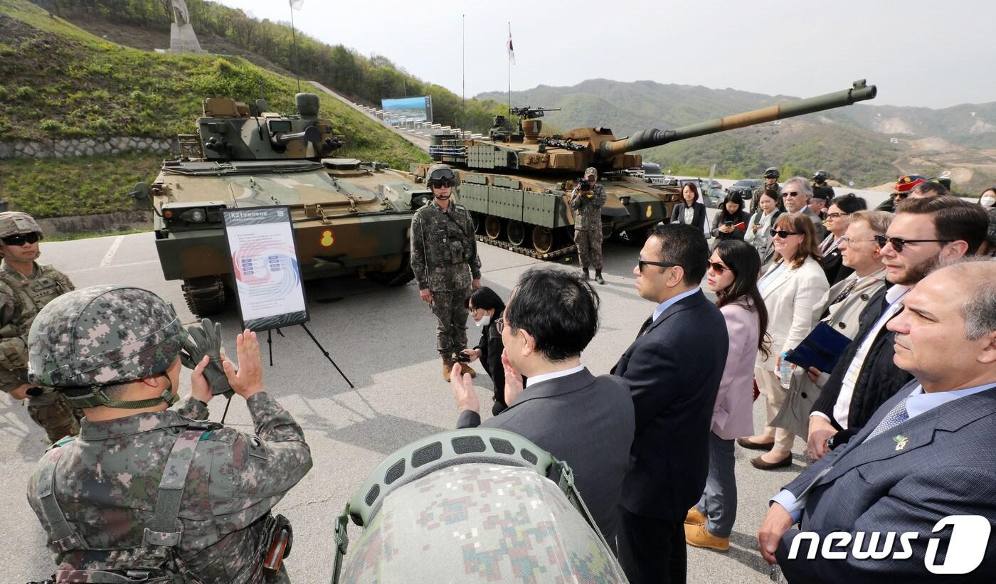 이도훈 외교부 2차관과 주한 외교단이 지난 2일 경기도 포천 승진훈련장에서 K-2 전차와 K-21 장갑차를 살펴보고 있다. 2023.5.10/뉴스1 ⓒ News1 박세연 기자