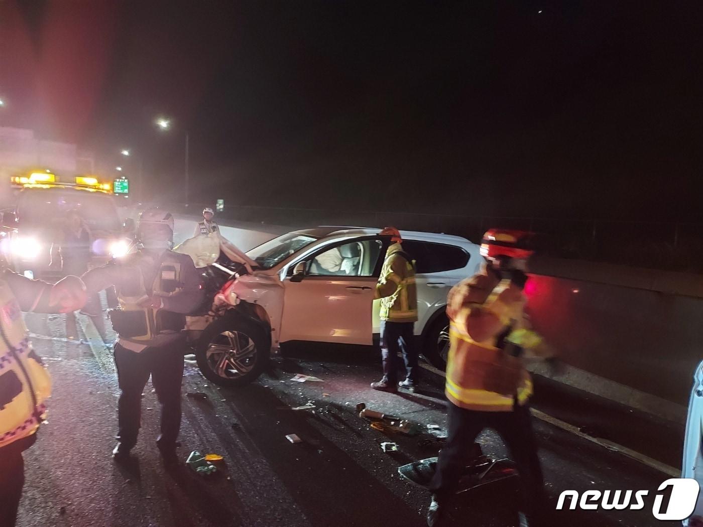 지난 5월31일 오후 8시56분께 전북 장수군 장계면 익산포항고속도로 장수나들목 인근에서 스포츠유틸리티차&#40;SUV&#41;가 앞서 가던 한국도로공사 안전순찰차를 들이받는 추돌사고가 발생했다.&#40;전북소방본부 제공&#41;2023.6.1/뉴스1