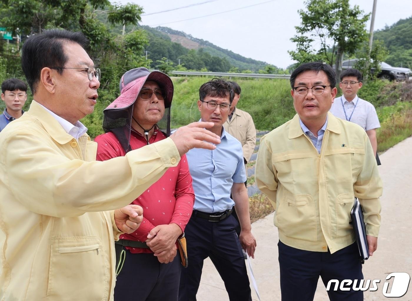 송인헌 충북 괴산군수&#40;왼쪽&#41;가 올해 첫 과수화상병이 발생한 지역을 찾아 신속한 방제와 빠른 보상 절차 진행을 주문했다.&#40;괴산군 제공&#41;/뉴스1