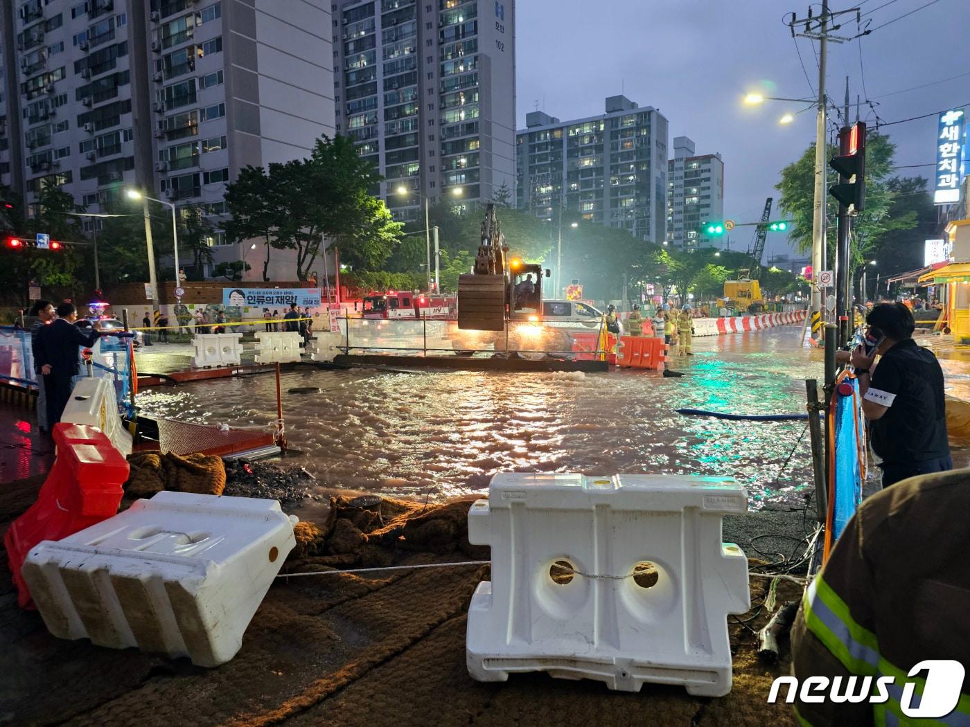 지난 6월1일 오후 광주 서구 금호동 도시철도 2호선 공사현장에서 상수도관이 파열되는 사고가 발생해 사고현장 일대가 물에 잠겨 있다. 2023.6.1/뉴스1 ⓒ News1 최성국 기자