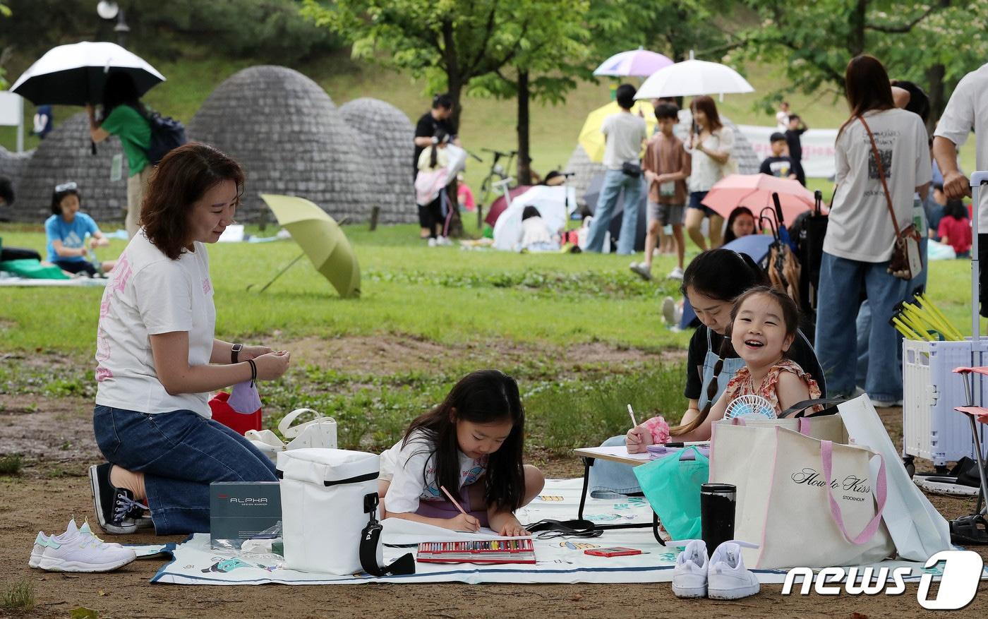 서울 송파구 올림픽공원 피크닉장에서 어린이들이 나들이를 즐기고 있다. ⓒ News1 박세연 기자