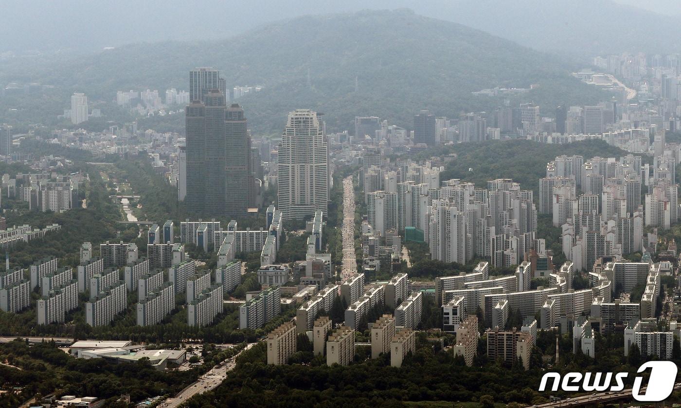 서울 송파구 롯데월드타워 서울스카이 전망대에서 바라본 강남구 아파트 단지. 2023.6.11/뉴스1 ⓒ News1 박세연 기자