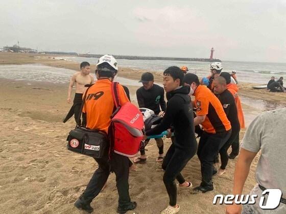 지난 10일 오후 5시 33분쯤 강원 양양군 강현면 전진리 설악해변에서 벌어진 낙뢰사고로 20~40대 남성 6명이 다치는 사고가 났다. 이 중 1명은 11일 오전 강릉의 한 병원에서 숨졌다. &#40;강원도소방본부 제공&#41; 2023.6.10/뉴스1