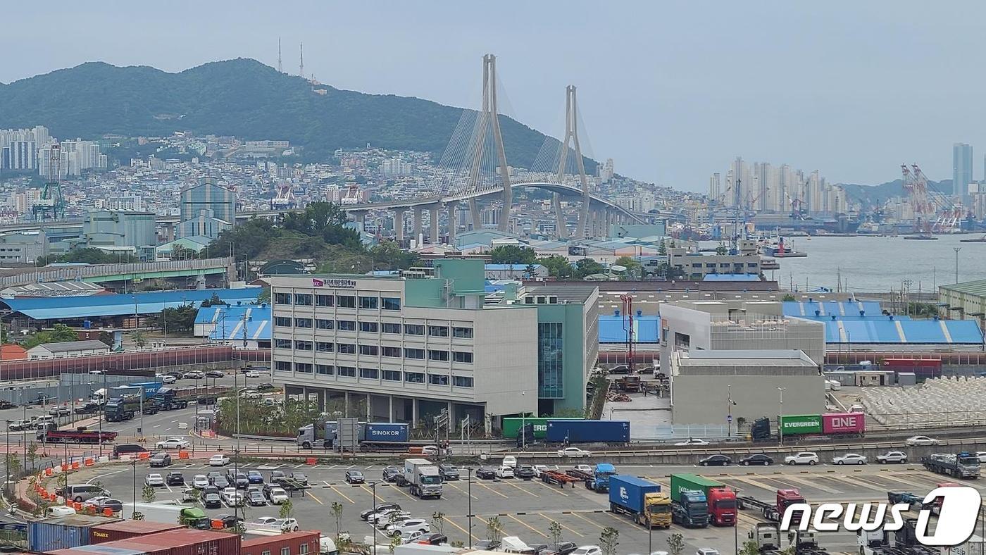 부산지식산업센터 우암점 건물 전경&#40;부산시청 제공&#41;