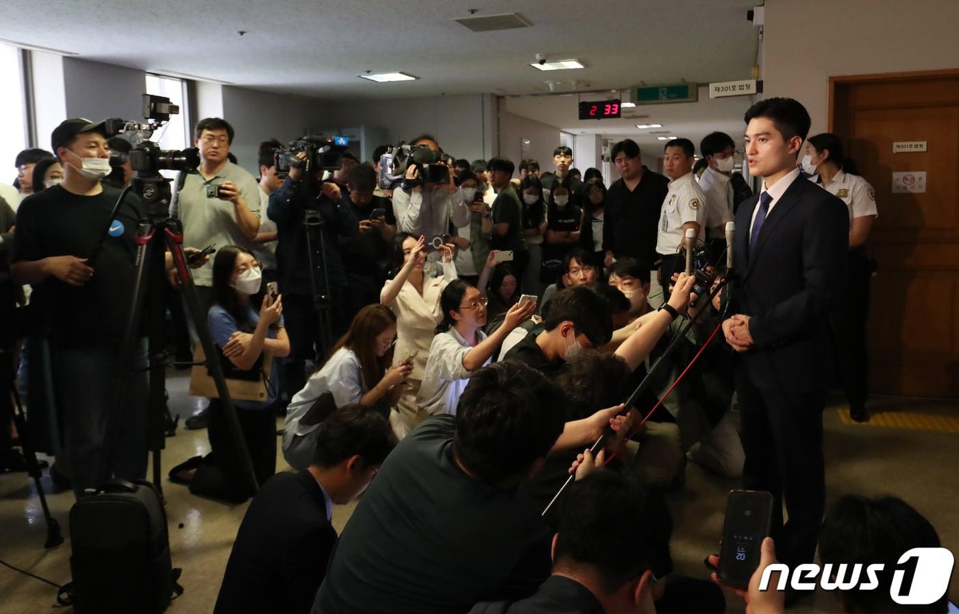 12일  &#39;부산 돌려차기 사건&#39; 가해자 공판이 끝난 뒤 &#39;피해자 변호인이 입장을 밝히고 있다. 부산 서면에서 귀가하던 20대 여성을 무차별 폭행한 &#39;부산 돌려차기&#39; 사건의 가해자가 12일 징역 20년을 선고받았다.2023.6.12/뉴스1 ⓒ News1 윤일지 기자