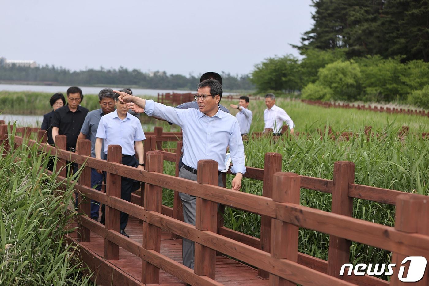 강원특별자치도 출범 이튿날인 12일 김홍규 강릉시장이 국가·지방정원 조성을 추진 중인 &#39;향호&#39;와 7월 도청 개청 예정인 제2청사 현장 등 주문진읍 일대를 방문해 현안 사업 점검을 진행했다.&#40;강릉시 제공&#41; 2023.6.12/뉴스1