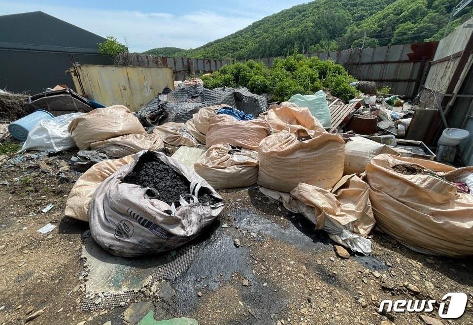 야외에 폐기물 약 3.2톤을 부적정하게 보관하다 5월 10일 진행한 한강청 단속에 절발된 경기 광주시의 한 식품제조사업장 모습.&#40;한강청 제공&#41;