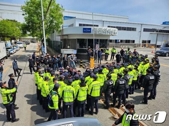 전북 완주군 일진하이솔루스 앞 노조 집회모습&#40;민주노총전북본부 제공&#41;2023.5.8/뉴스1