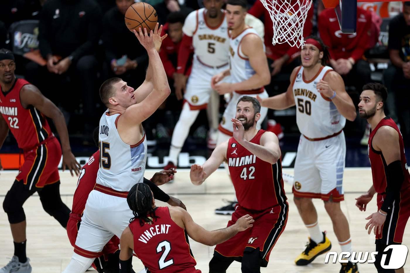 덴버 니콜라 요키치가 13일&#40;한국시간&#41; 열린 NBA 파이널 마이애미와 5차전에서 슛을 쏘고 있다. ⓒ AFP=뉴스1