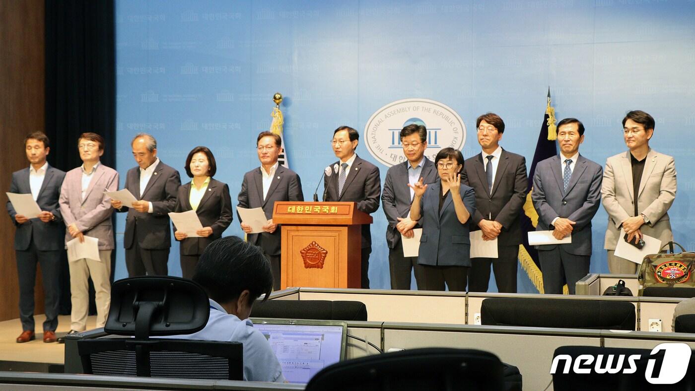 13일 전북출신 국회의원들이 국회 소통관에서 기자회견을 갖고 금융중심지 지정을 촉구하고 있다.&#40;김성주의원실제공&#41;2023.6.13/뉴스1