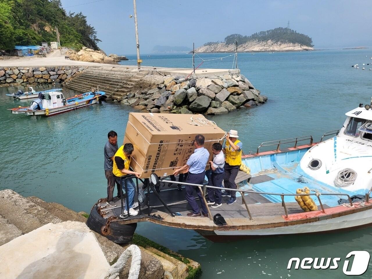 완도 금일 다랑도에서 &#39;작은 섬, 큰 기쁨&#39; 사업 일환인 가전제품 교체작업 &#40;완도군 제공&#41;/뉴스1