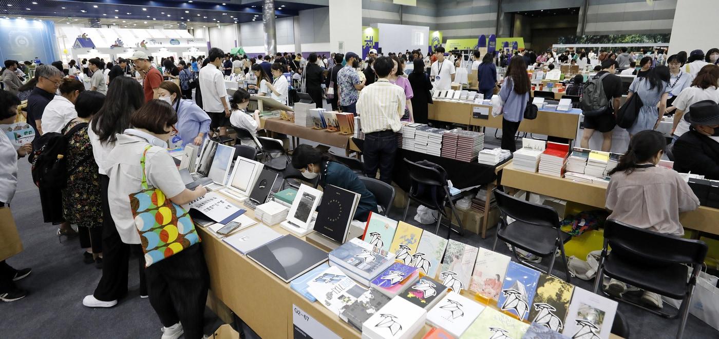 14일 서울 강남구 코엑스에서 열린 국내 최대 규모의 책 축제 &#39;서울국제도서전&#39;을 찾은 관람객들이 전시를 둘러보고 있다. 1954년 1회 도서전을 시작으로 65번째를 맞은 이번 도서전은 36개국 530개 출판사&#40;국내 360개사, 해외 170개사&#41;가 참여한다. 올해는 &#39;비인간, 인간을 넘어 인간으로 NONHUMAN&#39;가 주제다. 2023.6.14/뉴스1 ⓒ News1 박지혜 기자