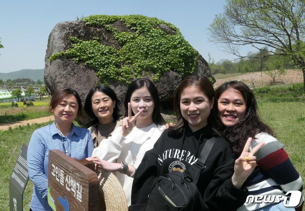 전남 화순군 다문화팀에서 현직 공무원으로 일하고 있는 5명의 결혼이주여성들. 왼쪽부터 박춘란&#40;50‧중국&#41;, 하나자와 가요&#40;53‧일본&#41;, 정금화&#40;40‧베트남&#41;, 김지민&#40;30‧캄보디아&#41;, 마리벨&#40;35‧필리핀&#41;. ⓒ News1