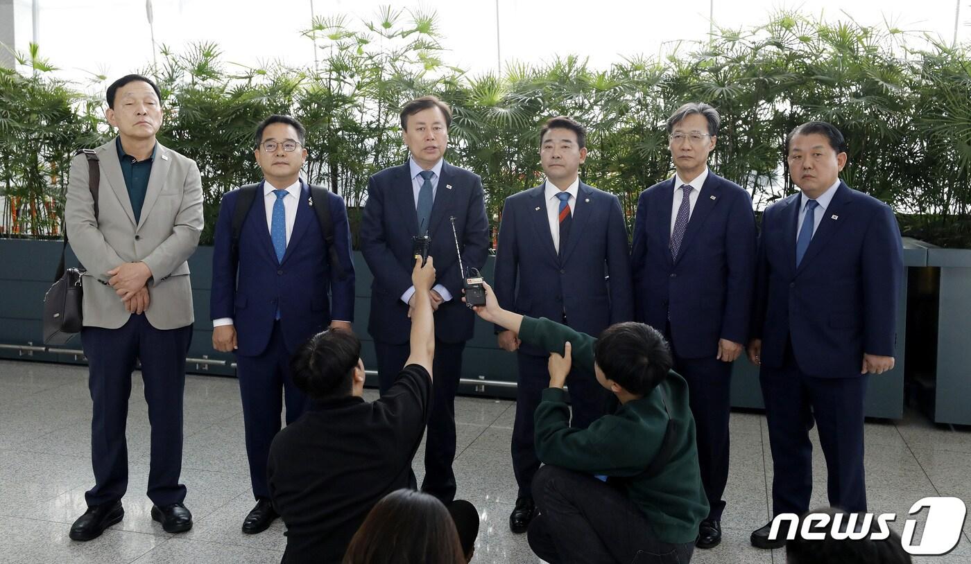 도종환 더불어민주당 의원이 15일 오전 인천국제공항 1터미널에서 중국 베이징 출국 전 취재진의 질문에 답하고 있다. 왼쪽부터 김철민, 민병덕, 도종환, 박정, 유동수, 김병주 의원. 2023.6.15/뉴스1 ⓒ News1 박지혜 기자