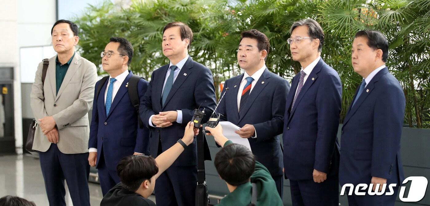 박정 더불어민주당 의원이 15일 오전 인천국제공항 1터미널에서 중국 베이징 출국 전 입장문을 발표하고 있다. 이들은 18일까지 체류하며 중국과 티베트를 방문할 예정이다. 중국에선 중국 정부와 민간단체 인사를 만나고, 티베트에선 박람회에 참석할 예정이다. 왼쪽부터 김철민, 민병덕, 도종환, 박정, 유동수, 김병주 의원. 2023.6.15/뉴스1 ⓒ News1 박지혜 기자