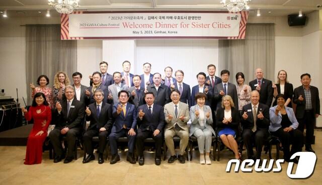 김해시 국제자매우호도시 대표단이 가야문화축제를 찾아 교류행사를 가졌다. &#40;김해시 제공&#41;