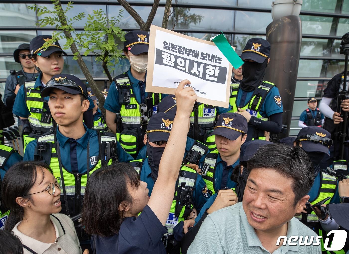 일본 방사성 오염수 해양투기저지서울행동 회원들이 15일 서울 종로구 주한일본대사관 앞에서 열린 일본 후쿠시마 오염수 방류 중단 항의 기자회견에서 항의서한을 붙이는 과정에서 경찰과 마찰을 빚고 있다. 2023.6.15/뉴스1 ⓒ News1 이재명 기자