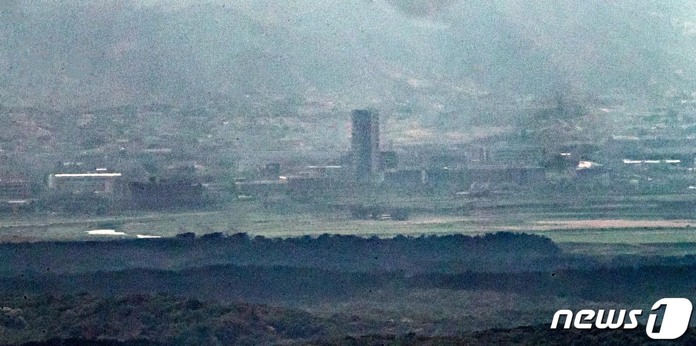 파주 접경지역에서 바라본 개성공단 남북공동연락사무소. 2023.6.15/뉴스1 ⓒ News1 김진환 기자