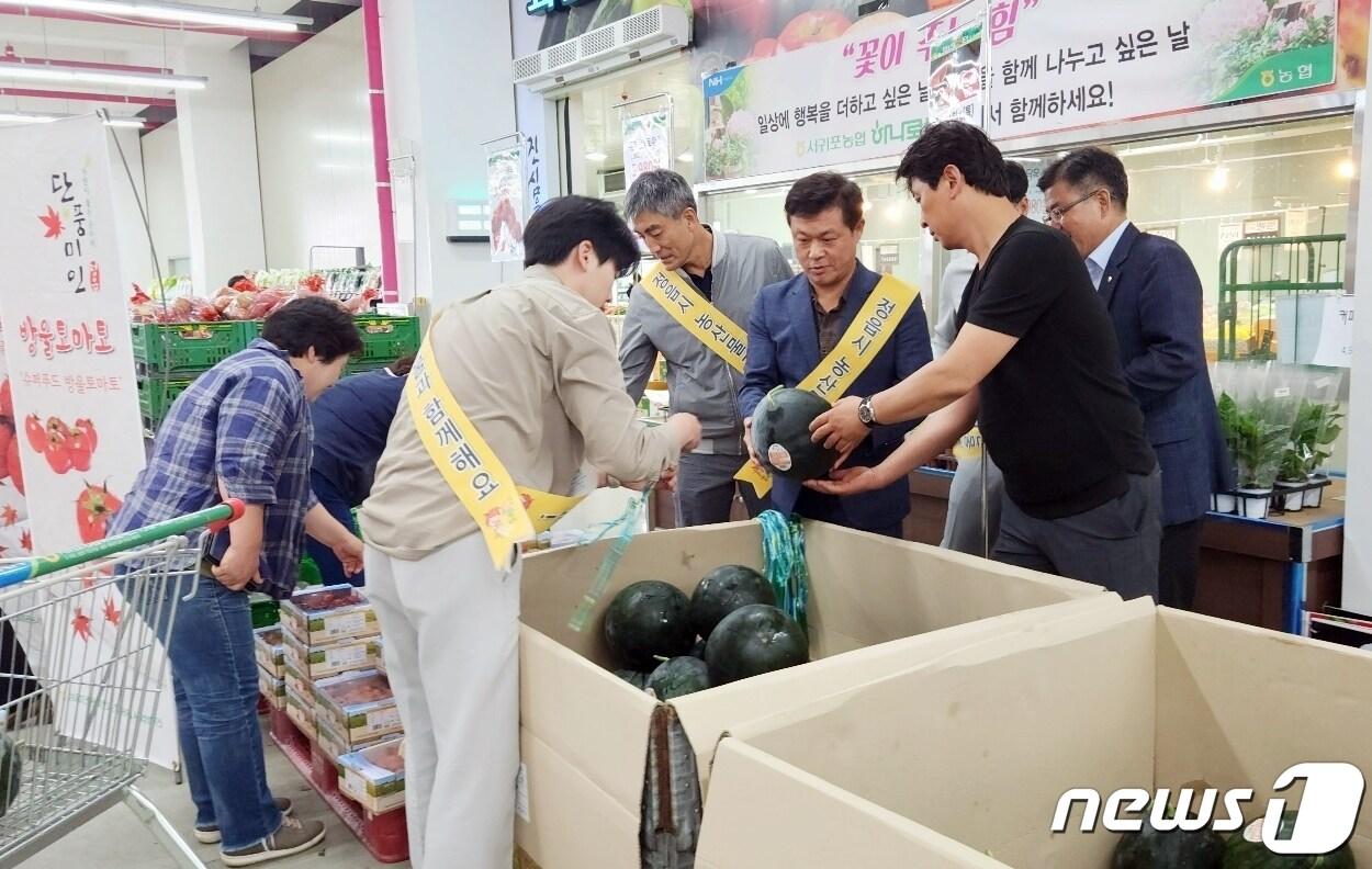 전북 정읍시는 13일부터 15일까지 3일간 제주도 서귀포농협 하나로마트에서 정읍 농산물 판촉행사를 실시했다. 이학수 시장과 전정기 정읍농업기술센터 소장이 서귀포 농협 하나로마트에서 수박 판매행사를 하고있다.&#40;정읍시 제공&#41;2023.6.15/뉴스1 