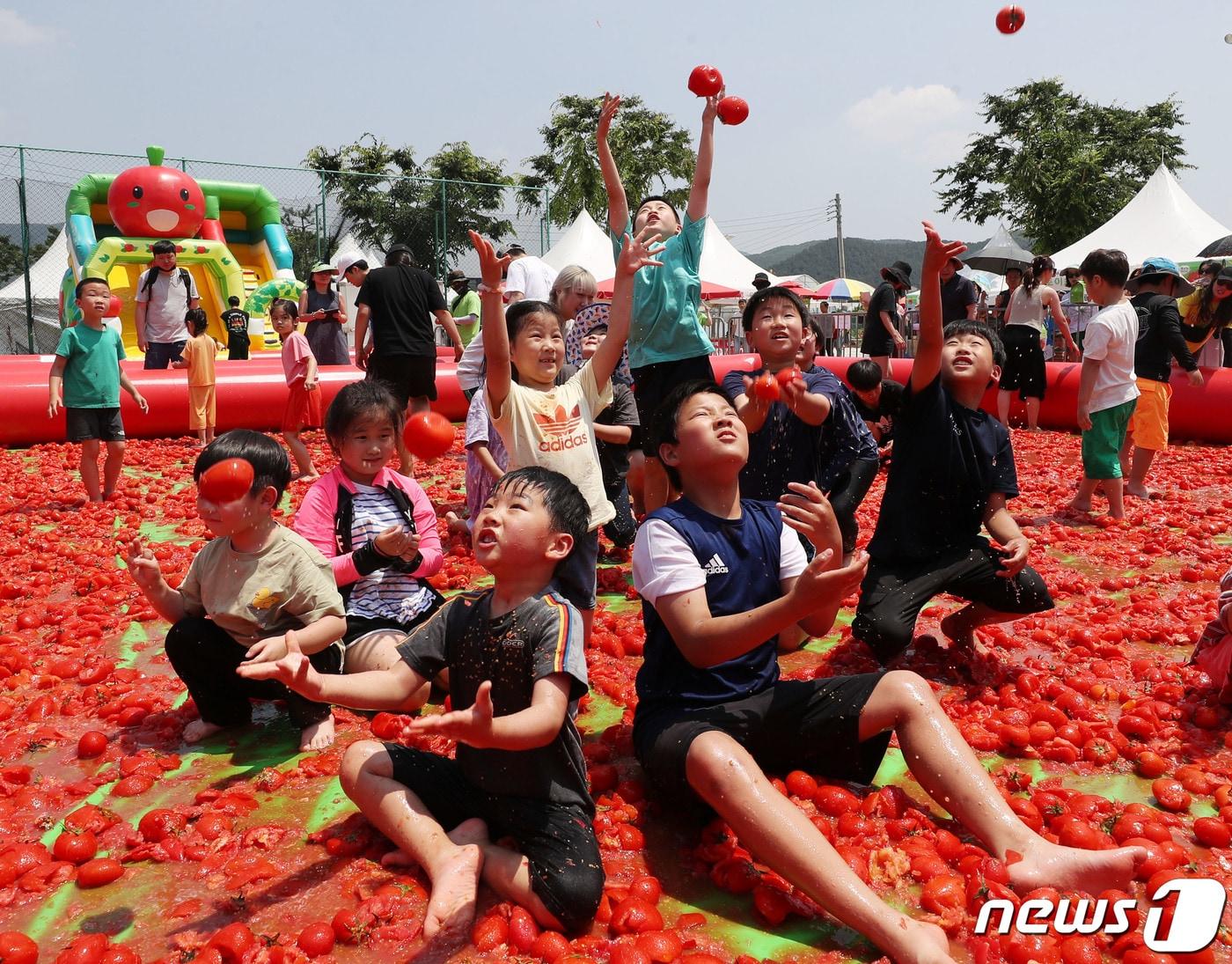 퇴촌 토마토 축제가 신종 코로나바이러스 감염증&#40;코로나19&#41; 발생 이후 4년 만에 정상적으로 개최된 16일 오후 경기 광주시 퇴촌면 공설운동장에서 열린 &#39;제21회 퇴촌 토마토 축제&#39; 토마토 풀장에서 아이들이 즐거운 시간을 보내고 있다. 2023.6.16/뉴스1 ⓒ News1 김영운 기자