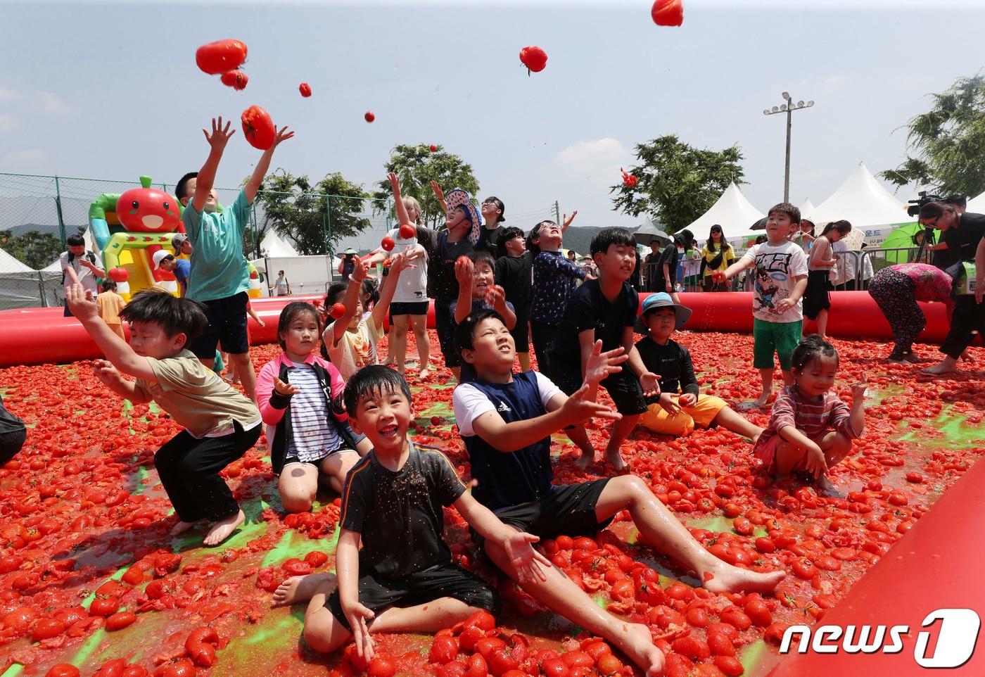 퇴촌 토마토 축제가 신종 코로나바이러스 감염증&#40;코로나19&#41; 발생 이후 4년 만에 정상적으로 개최된 16일 오후 경기 광주시 퇴촌면 공설운동장에서 열린 &#39;제21회 퇴촌 토마토 축제&#39; 토마토 풀장에서 아이들이 즐거운 시간을 보내고 있다. 2023.6.16/뉴스1 ⓒ News1 김영운 기자