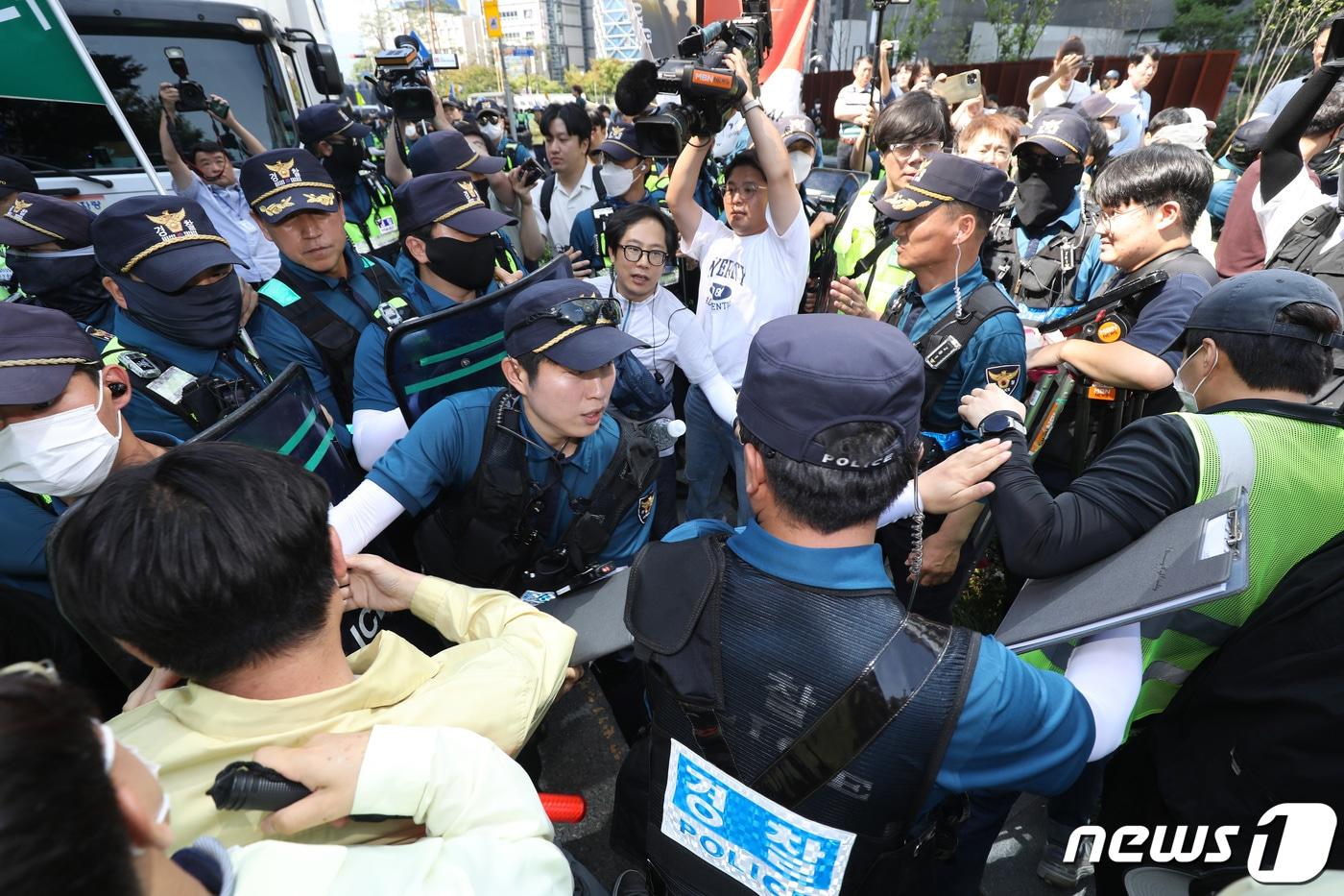 대구·경북지역 시민과 인권단체는 대구퀴어문화축제 갈등과 대구시의 특정 언론사 취재 거부 등을 올해의 대표적 인권침해 뉴스를 꼽았다. 사진은 올해 6월 발생한 퀴어문화축제 공권력 충돌 현장으로, 행정대집행에 나선 공무원들이 행사 차량의 진입을 막으려 하자 경찰이 이들을 해산시키고 있다. 2023.6.17/뉴스1 ⓒ News1 공정식 기자