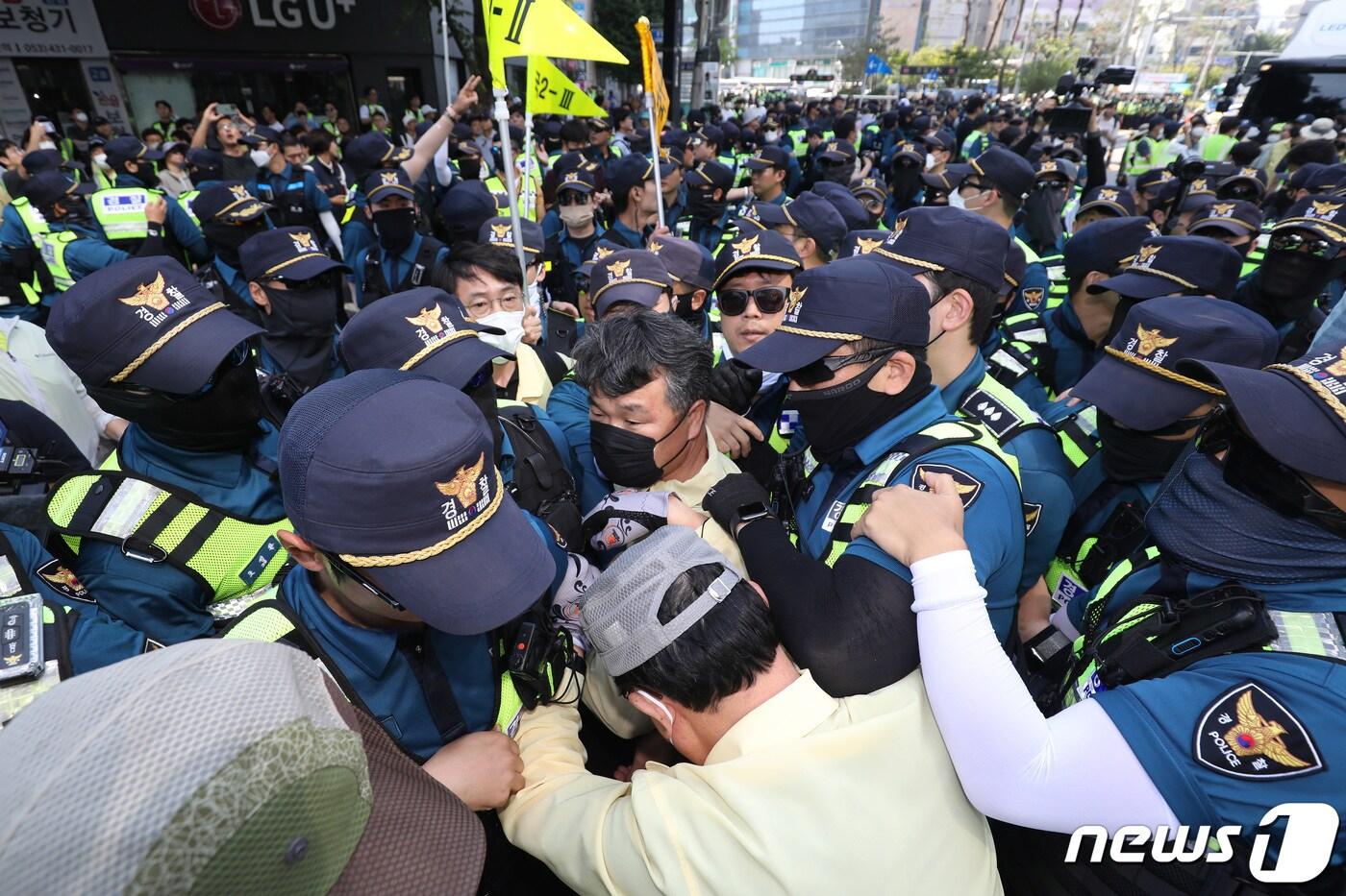 지난해 6월17일 오전 대구 중구 중앙로 대중교통전용지구에서 열리는 제15회 대구퀴어문화축제를 앞두고 행정대집행에 나선 공무원들이 행사 차량의 진입을 막으려 하자 경찰이 이들을 해산시키는 과정에서 공무원과 경찰이 충돌해 뒤엉켜 있다.  ⓒ News1 DB