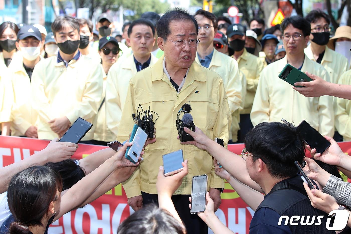 홍준표 대구시장이 17일 오전 대구 중구 중앙로 대중교통전용지구에서 열리는 제15회 대구퀴어문화축제 현장을 찾아 &#34;퀴어축제 불법 도로 점거에 대해 대구경찰청장에게 책임을 묻겠다＂는 뜻을 밝히고 있다. &#40;사진은 기사 내용과 무관함&#41; 2023.6.17/뉴스1 ⓒ News1 공정식 기자