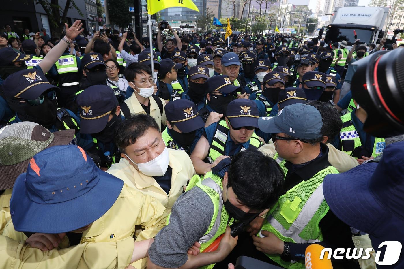 대구참여연대는 2일 &#34;검찰은 홍준표 대구시장을 조속히 소환해 조사하고 법리에 따라 조치하라&#34;고 촉구했다. 사진은 지난해 6월17일 대구 중구 중앙로 대중교통전용지구에서 제15회 대구퀴어문화축제를 앞두고 행정대집행에 나선 공무원들과 경찰이 충돌해 뒤엉켜 있는 모습. 2023.6.17/뉴스1 ⓒ News1 공정식 기자