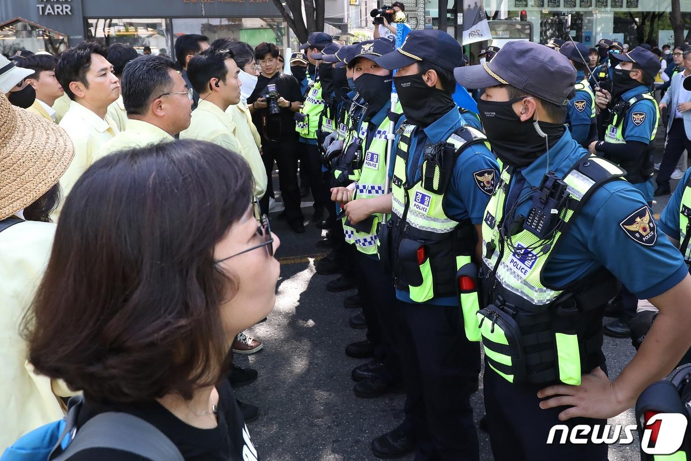 17일 오전 대구 중구 중앙로 대중교통전용지구에서 열리는 제15회 대구퀴어문화축제를 앞두고 행정대집행에 나선 공무원과 경찰이 대치하고 있다. 2023.6.17/뉴스1 ⓒ News1 공정식 기자