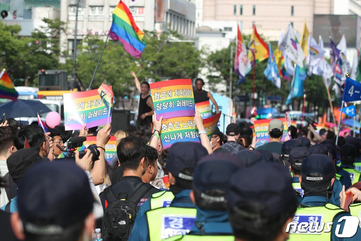 제15회 대구퀴어문화축제가 열린 17일 오후 대구 중구 중앙로 대중교통전용지구에서 참가자들이 도심을 행진하고 있다. 2023.6.17/뉴스1 ⓒ News1 공정식 기자