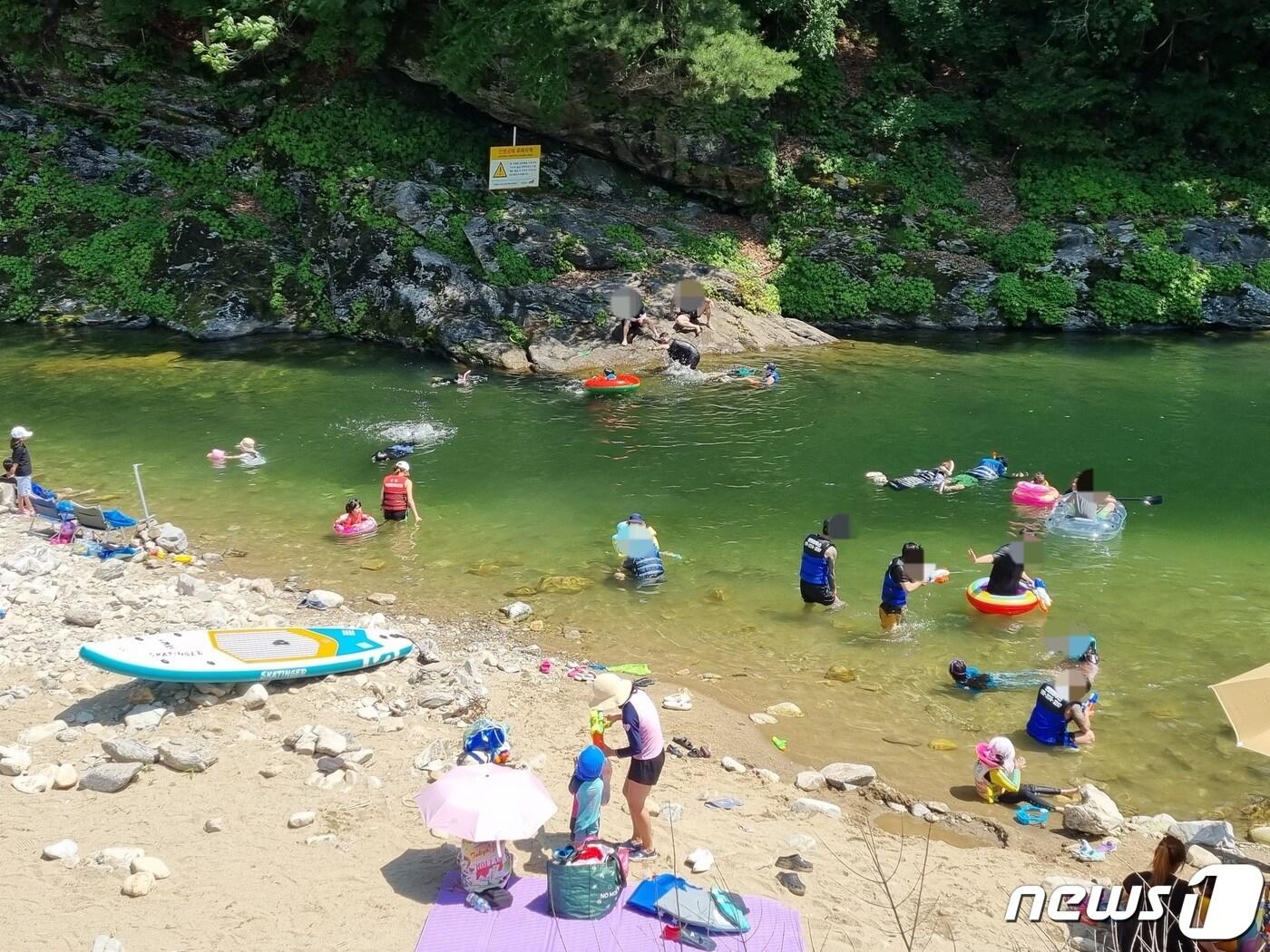 18일 오후 경기 가평군 북면 명지계곡에서 피서객들이 물놀이를 즐기며 더위를 날리고 있다.2023.6.18./뉴스1 양희문 기자 