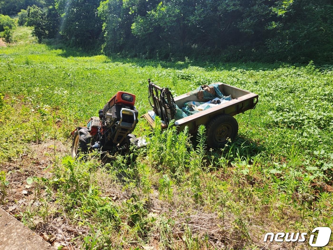  18일 오후 3시쯤 충북 옥천군 청성면 구음리의 한 농로에서 경운기를 운전하던 80대가 쓰러진 채 발견됐다. 사진은 밭으로 추락한 것으로 추정되는 경운기.&#40;옥천소방서 제공&#41;2023.6.18/뉴스1