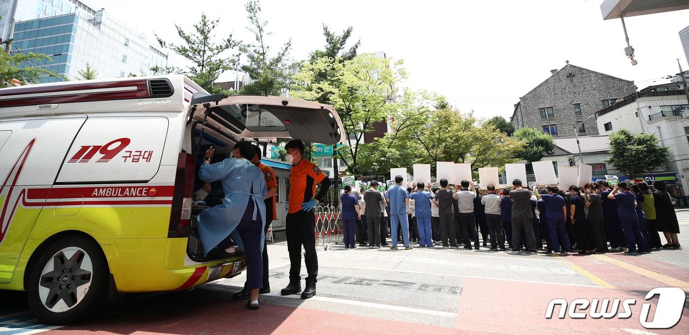 보건의료노조와 서울백병원 폐원 저지 공동대책위원회 소속 관계자들이 19일 서울 중구 서울백병원 앞에서 서울백병원 폐원 저지 공동대책위 발족 및 일방적 폐원 안건 상정 철회 촉구 기자회견을 하고 있다. 한편 서울백병원을 운영하는 인제대학교 학교법인은 오는 20일 이사회를 열고 병원 폐원안을 의결할 예정이다. 2023.6.19/뉴스1 ⓒ News1 김민지 기자